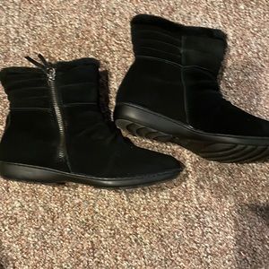 Women’s black winter boots size 7